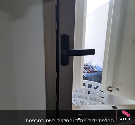 חלון פתוח עם תריסים נראים ברקע